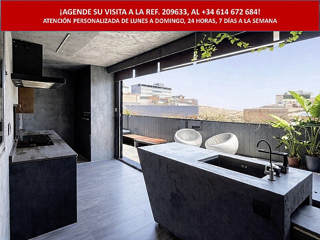 Exclusivo Ático con Terraza y Piscina en el Corazón del Barri Gòtic