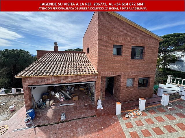 Venta de casa independiente con vistas panorámicas en Maçanet de la Selva, Girona.