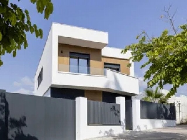 Exclusiva villa de obra nueva en La Plana, Sitges | Piscina privada, jardín y 4 plazas de garaje