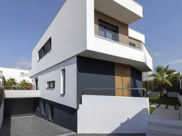 Exclusiva villa de obra nueva en La Plana, Sitges | Piscina privada, jardín y 4 plazas de garaje