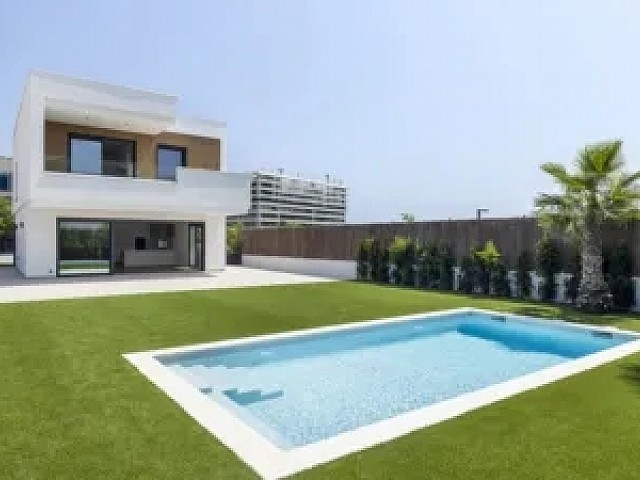 Exclusiva villa de obra nueva en La Plana, Sitges | Piscina privada, jardín y 4 plazas de garaje