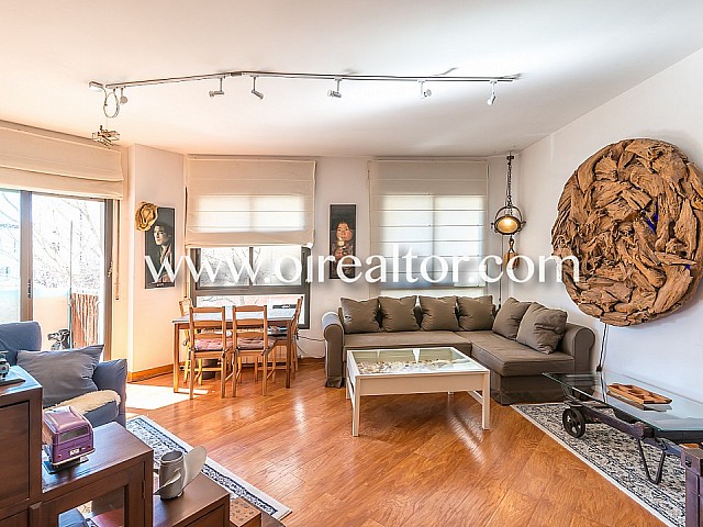 Estupendo piso en alquiler en Poblenou, próximo a Diagonal Mar, una vivienda muy soleada y con una gran terraza para celebrar agradables veladas. Muy bien situado, a sólo 3 calles del mar y cerca de la av. Diagonal y el Parc  de Diagonal Mar en Barcelona.