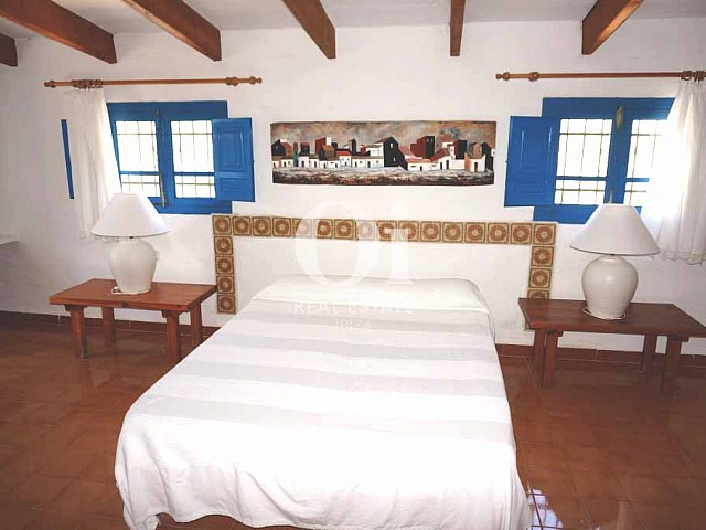 Двуспальная кровать в доме, сдающемся в аренду в период летних отпусков на Форментере