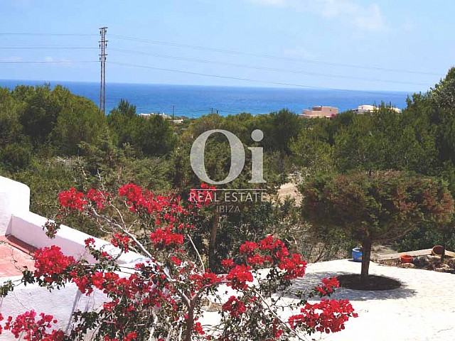 Blick auf die Umgebung der rustikalen Ferienunterkunft auf Formentera
