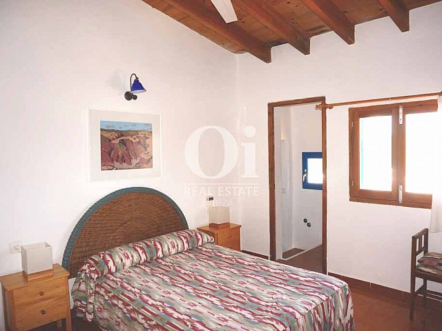 Спальня с двуспальной кроватью в доме, сдающемся в аренду в период летних отпусков на Форментере