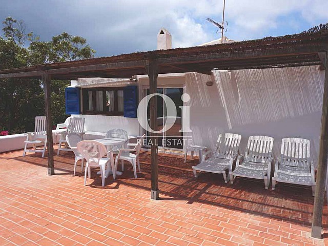 Blick auf die Terrasse der rustikalen Ferienunterkunft auf Formentera
