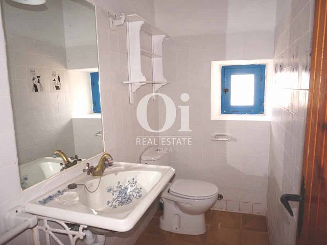 Ванная комната в доме, сдающемся в аренду в период летних отпусков на Форментере