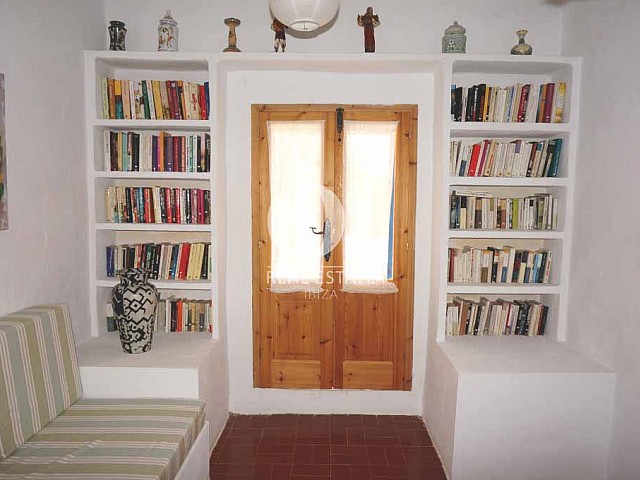 Blick in die Bibliothek der rustikalen Ferienunterkunft auf Formentera