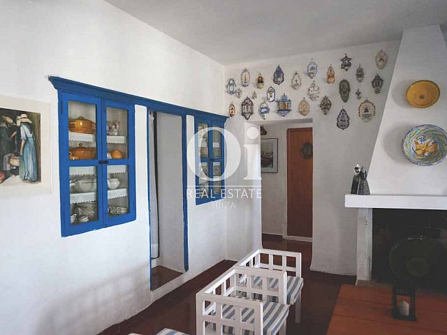 Гостиная, совмещенная со столовой с камином, в доме, сдающемся в аренду в период летних отпусков на Форментере
