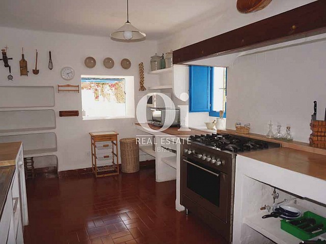 Blick in die Küche der rustikalen Ferienunterkunft auf Formentera