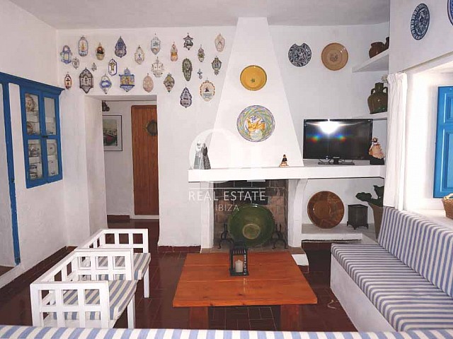 Sala de estar con chimenea de casa en alquiler en Formentera 