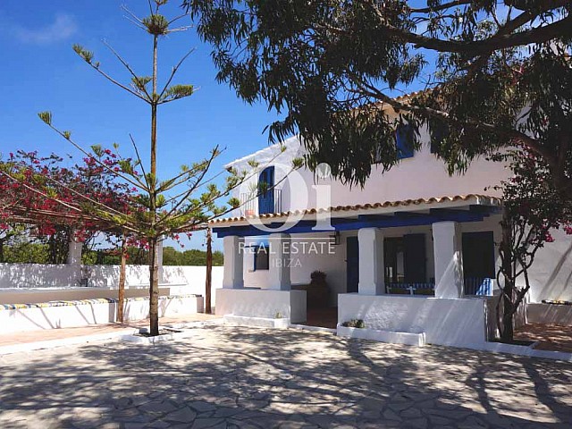 Blick auf die Fassade der rustikalen Ferienunterkunft auf Formentera