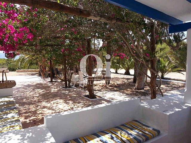 Blick auf die Hof der rustikalen Ferienunterkunft auf Formentera