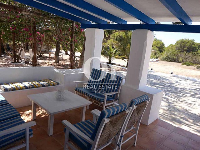 Blick auf die Terrasse der rustikalen Ferienunterkunft auf Formentera