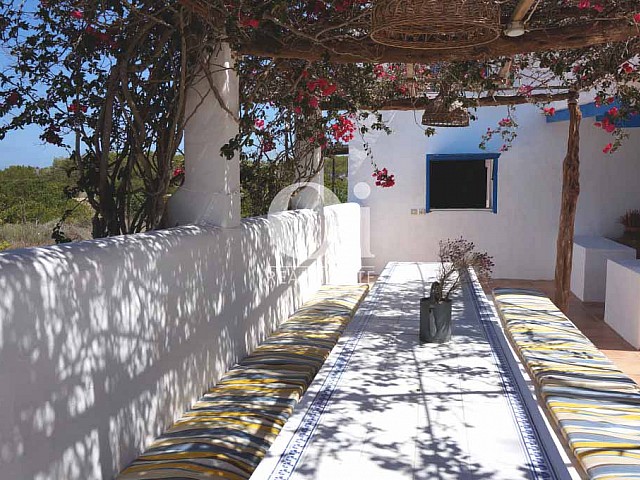 Blick auf den Grillplatz der rustikalen Ferienunterkunft auf Formentera
