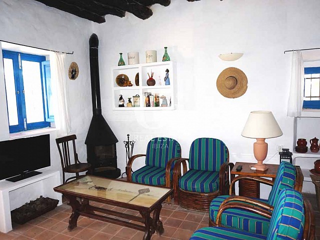 Salón con chimenea de casa en alquiler vacacional en Formentera