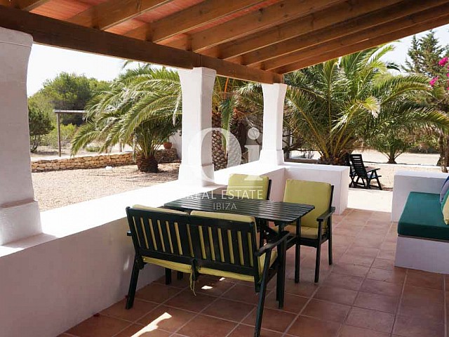 Blick auf die Terrasse von rustikalen Haus zur Miete auf Formentera