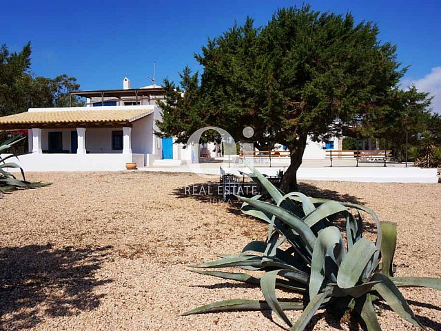 Blick auf den Außenbereich von rustikalen Haus zur Miete auf Formentera