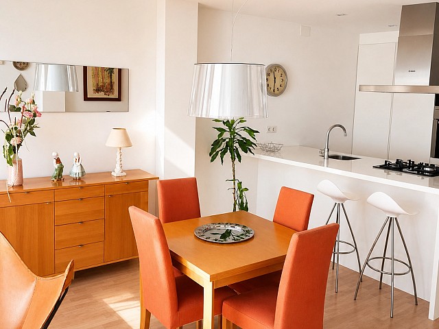 Exclusivo Piso Reformado con 3 Suites, Terraza y 2 Plazas de Parking en Finca con Ascensor y Conserjería