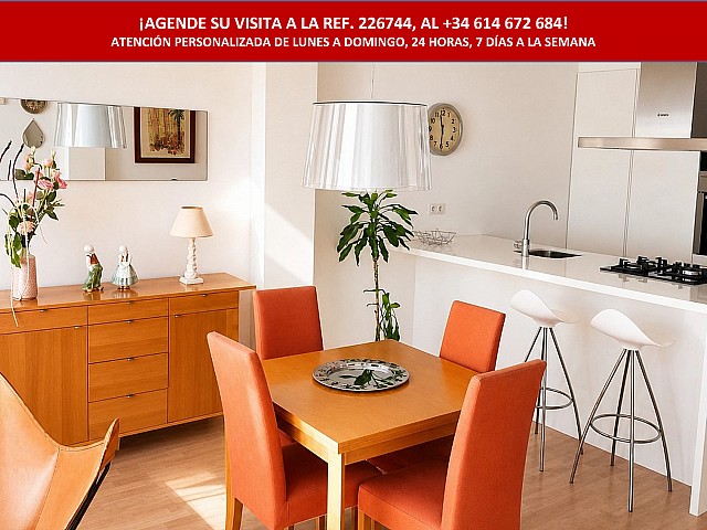 Appartement entièrement rénové avec 3 chambres doubles, 3 salles de bains, terrasse et 2 places de parking incluses.