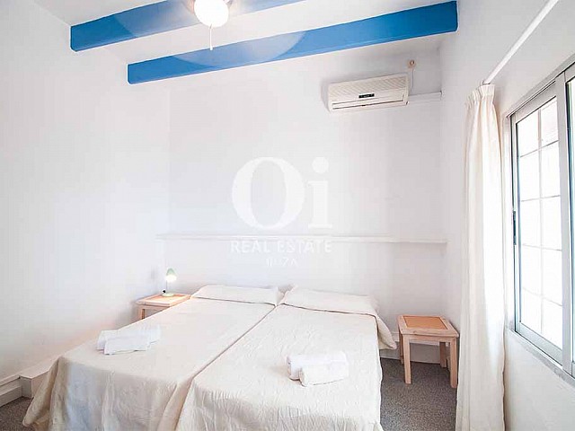 Blick in ein Schlafzimmer der Ferienvilla  auf Ibiza, Los Molinos