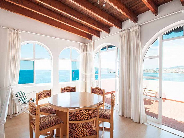 Salle à manger de maison pour séjour en location à Ibiza 