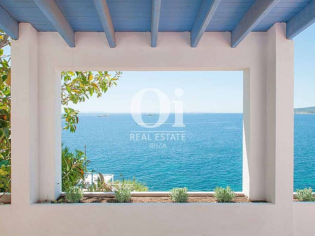 Balcón de casa de alquiler de estancia en Ibiza 