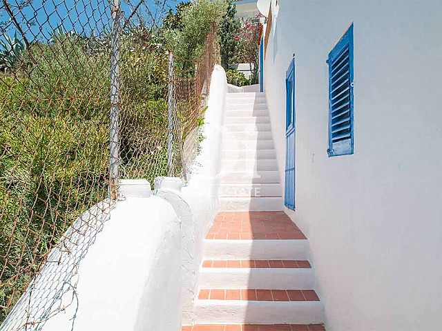 Escaleras de casa de alquiler vacacional en Ibiza 