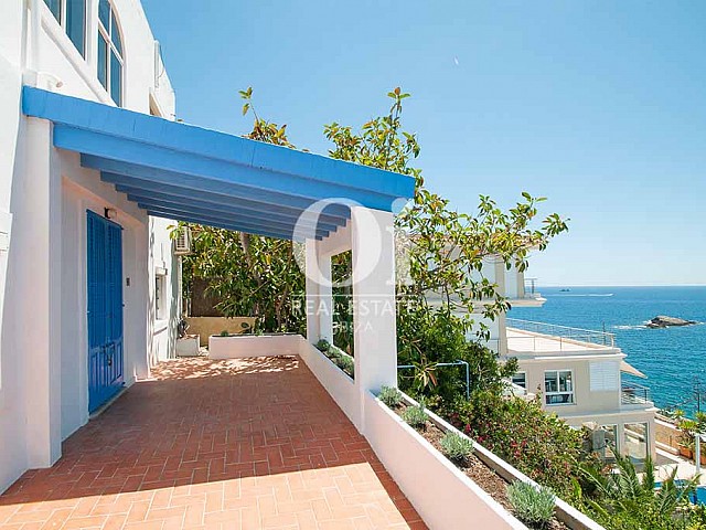 Terrasse et vues de maison pour séjour en location à Ibiza 