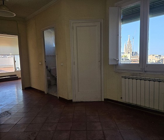 Exclusivo Ático a reformar en Eixample Derecho