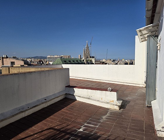 Exclusivo Ático a reformar en Eixample Derecho