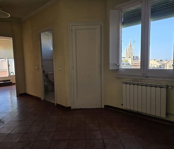 Exclusivo Ático a reformar en Eixample Derecho