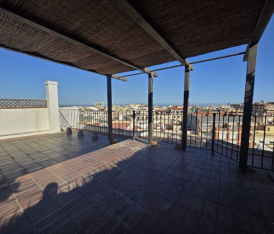Exclusivo Ático a reformar en Eixample Derecho