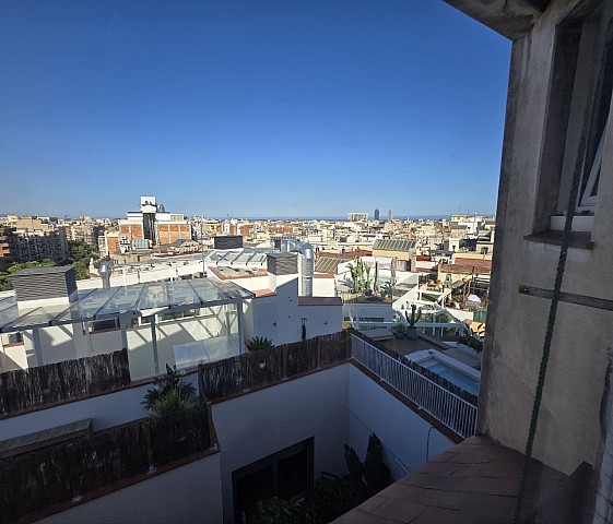 Exclusivo Ático a reformar en Eixample Derecho