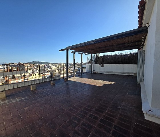 Exclusivo Ático a reformar en Eixample Derecho