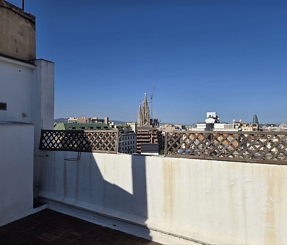 Exclusivo Ático a reformar en Eixample Derecho