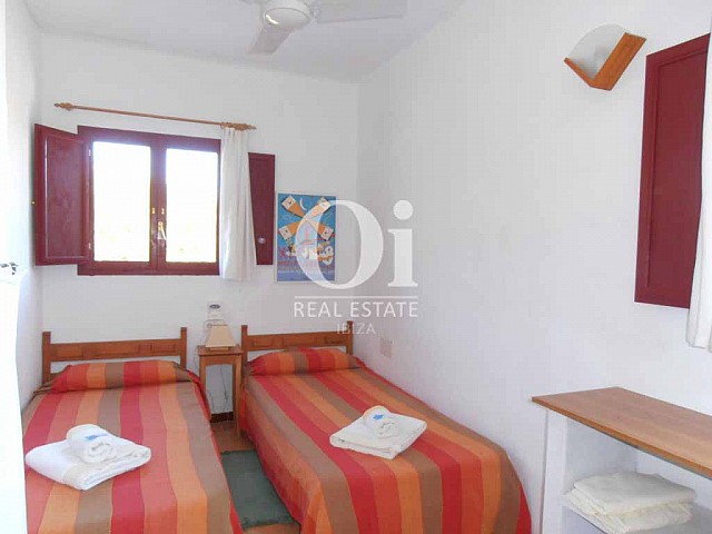 Habitación de dos camas  de casa en alquiler de estancia en Formentera