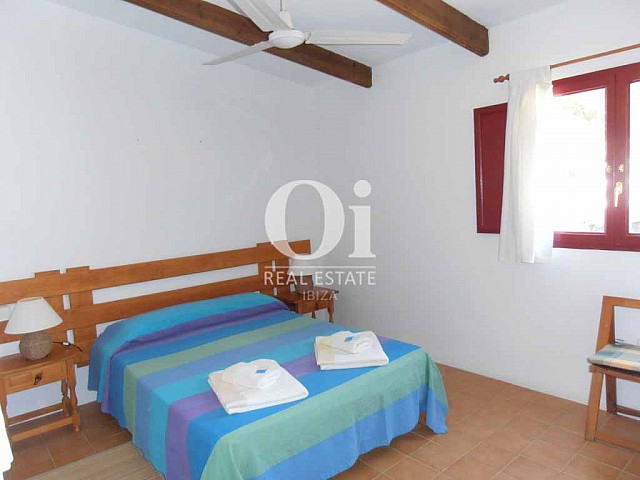 Blick in ein Schlafzimmer vom Ferienhaus auf Formentera