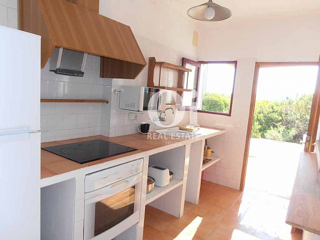 Blick in die Küche vom Ferienhaus auf Formentera