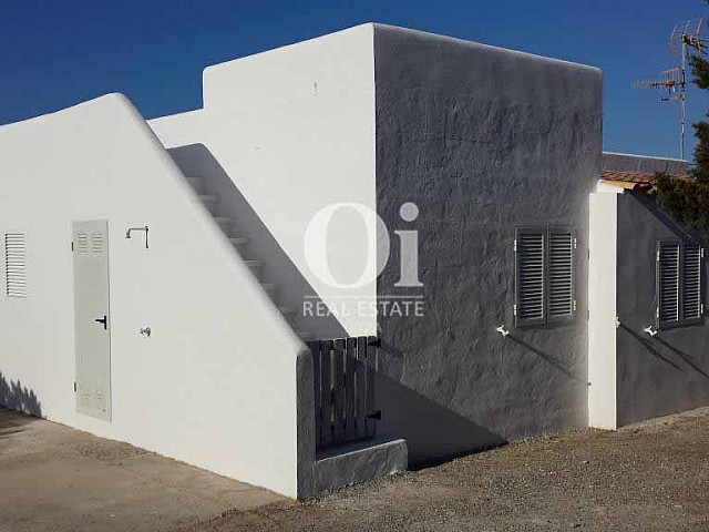 Blick auf die Fassade vom Ferienhaus auf Formentera