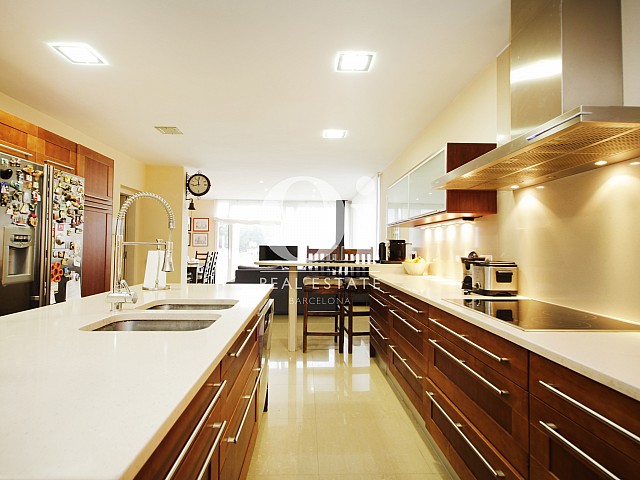 Современная и стильная кухня в потрясающем доме в аренду в Maresme