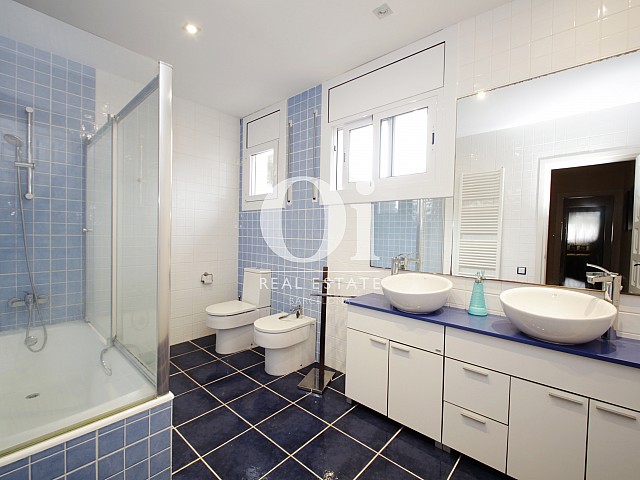 Очень просторная ванная комната в чудесном доме в аренду в Premia de Dalt