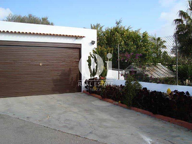 Blick auf die Garage vom Haus zum Verkauf in Sant Jose, Ibiza.