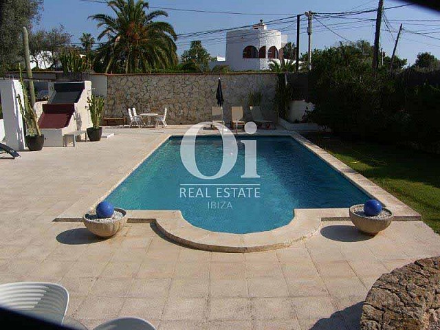 Blick auf den Pool vom Haus zum Verkauf in Sant Jose, Ibiza.