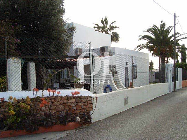 Blick auf die Fassade vom Haus zum Verkauf in Sant Jose, Ibiza.