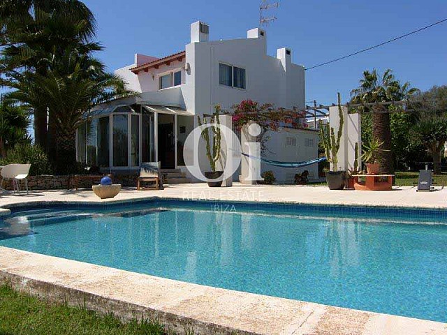 Blick auf die Fassade vom Haus zum Verkauf in Sant Jose, Ibiza.