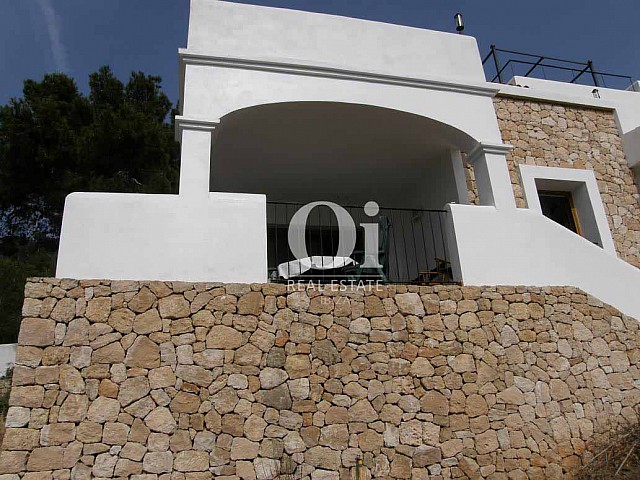 Fachada de casa en alquiler de estancia en Ibiza