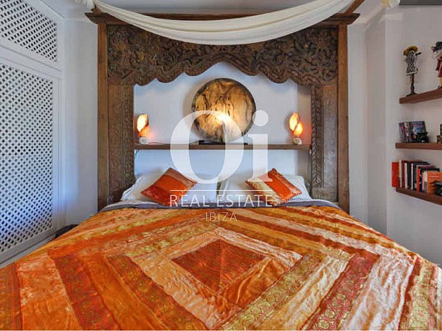 Потрясающая спальня с огромной кроватью в стиле Бали в уютном коттедже в краткосрочную аренду на Ибице