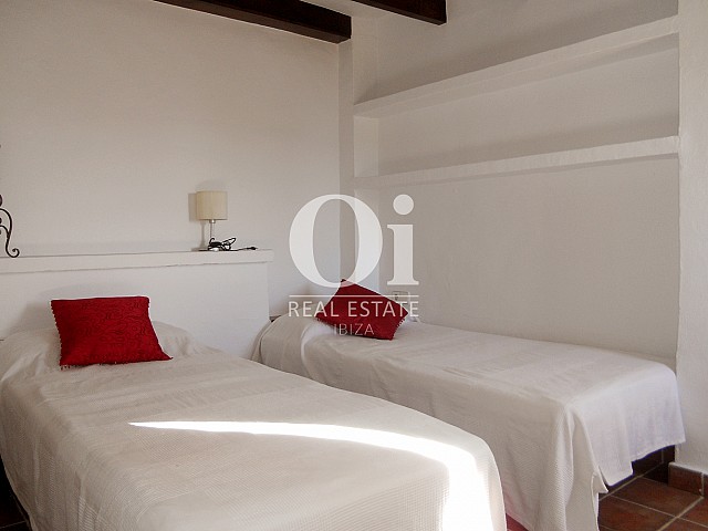 Blick in ein Schlafzimmer der Villa zum Verkauf in Las Salinas, Ibiza
