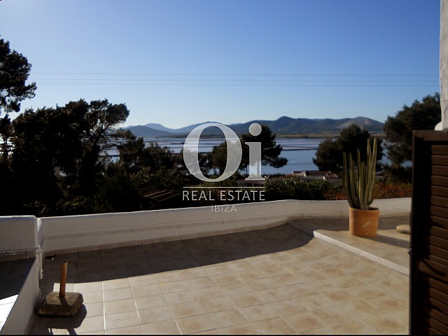 Traumhafter Ausblick auf die Terrasse der Villa zum Verkauf in Las Salinas, Ibiza